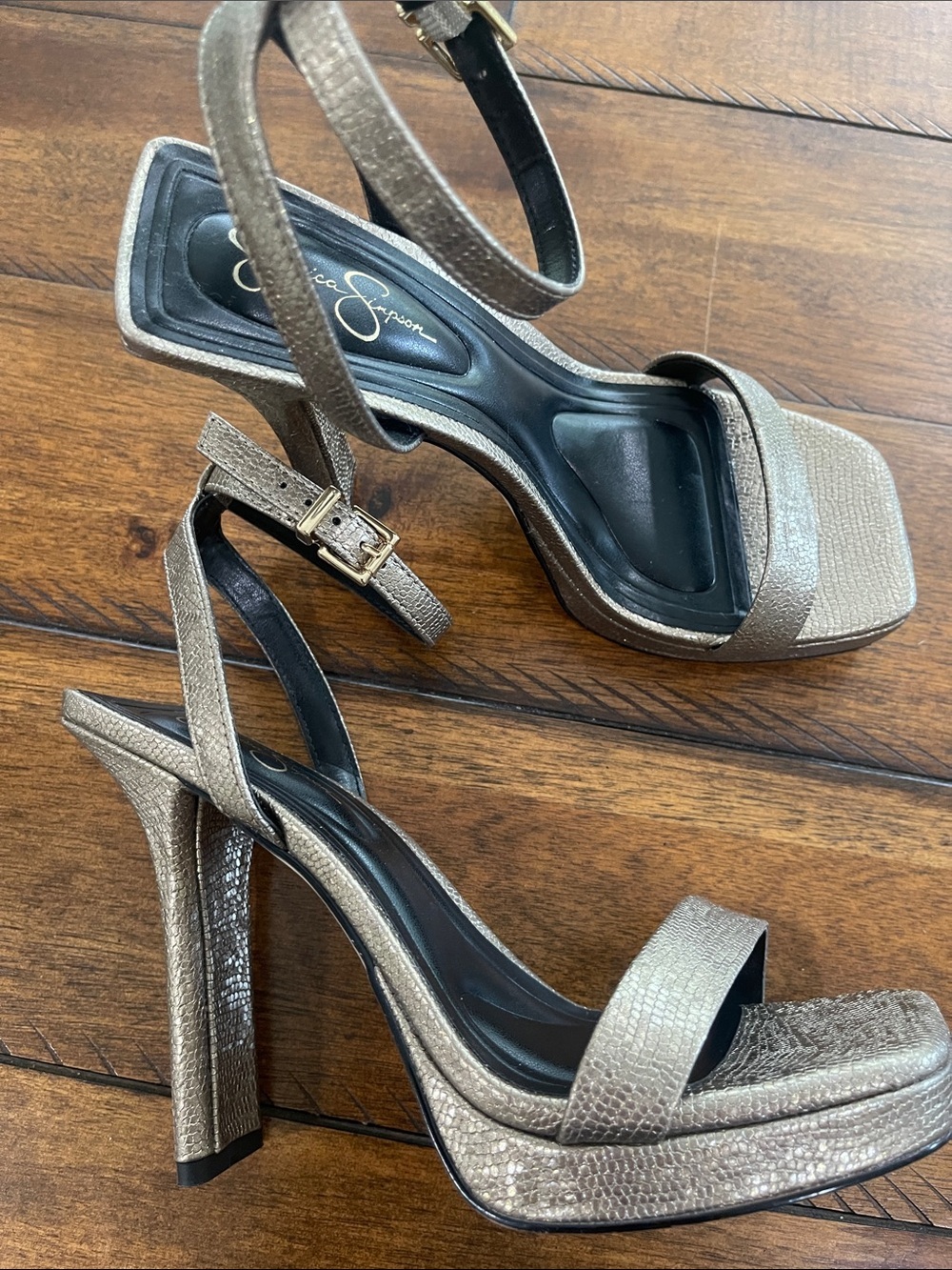 Jessica Simpson Adonia open toe platform strappy heel 6M golden bronze metallic
